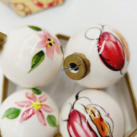 Ceramic Christmas Ornament Round 2" Santa & Floral Set Of 4 White 1991 - Picture 5 of 9